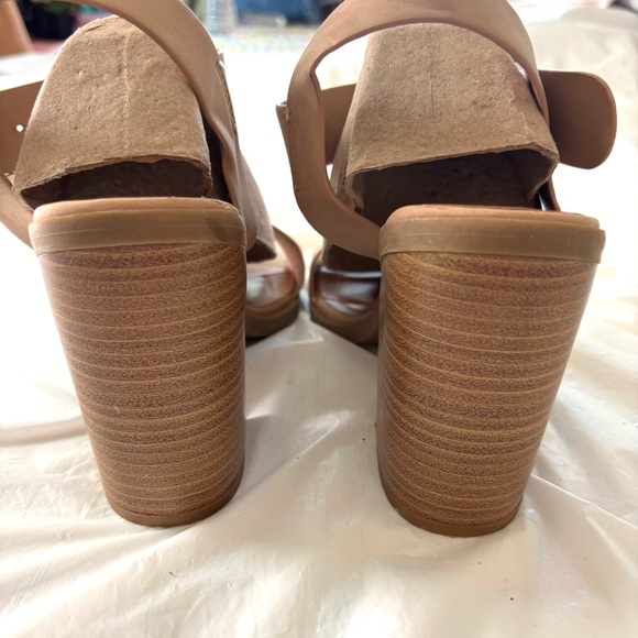 VICI Tan Block Heel Strappy Sandals SZ 8 Worn 1X Indoors - Picture 6 of 13